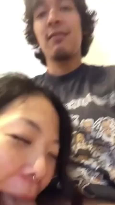 这女的真是个反差婊，深喉口交和用筷子夹着鸡巴吃的样子太淫荡了