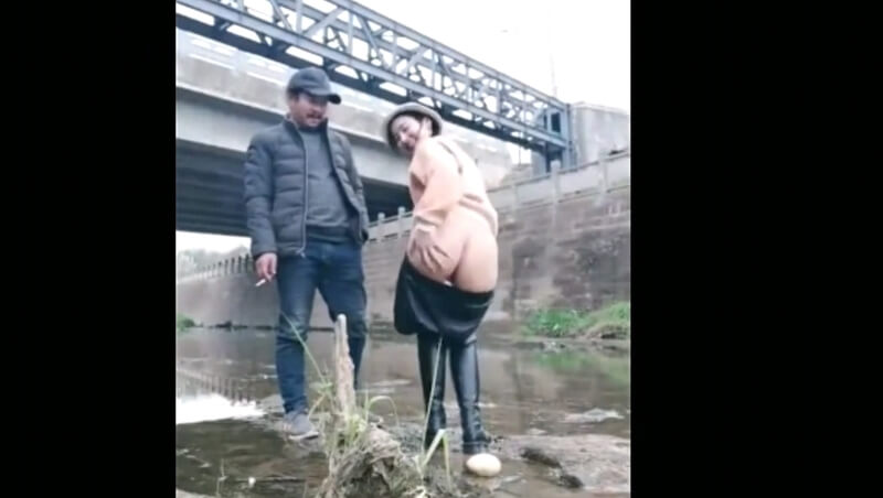 骚气少妇勾引老汉桥洞边车震，国产熟女偷情老夫子嫩草老汉专