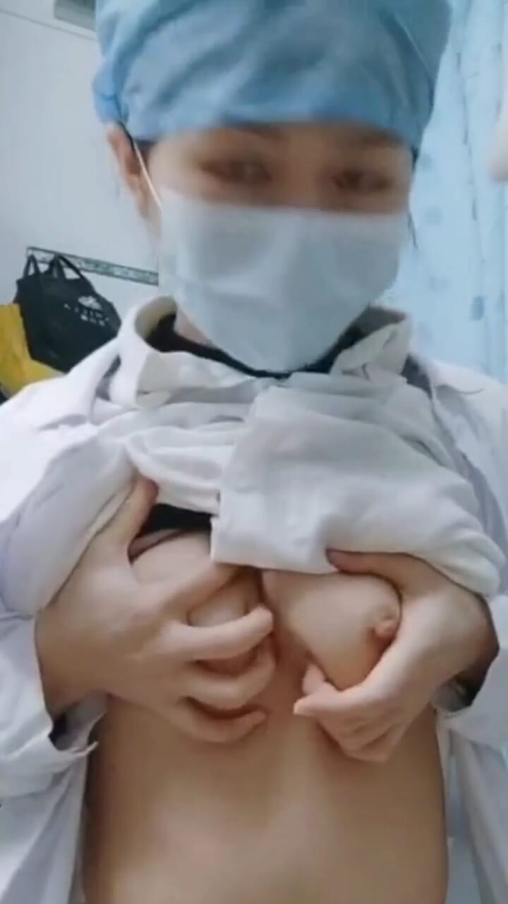 纯情护士夜班自慰    清纯制服下掩盖不住的欲火荡妇挑逗秀