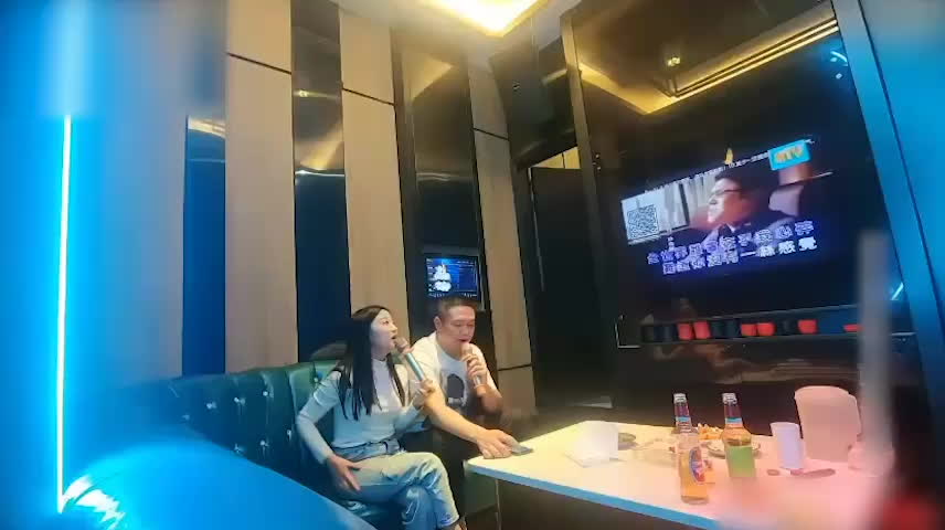 KTV欢唱饮酒，酒后迷离挑逗，探花唱尽春色。