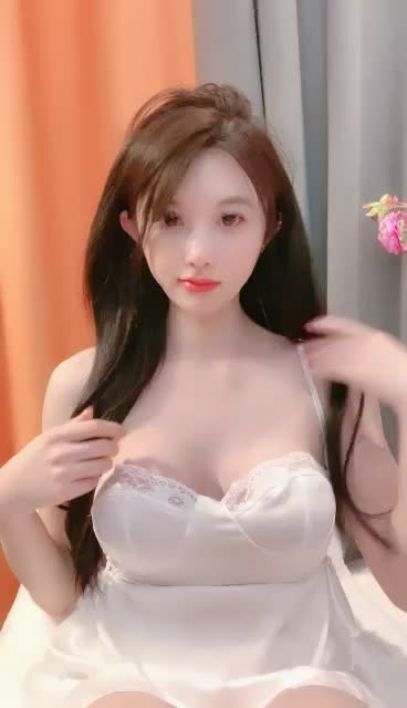 清纯校花自拍写真，美乳粉嫩初长成。