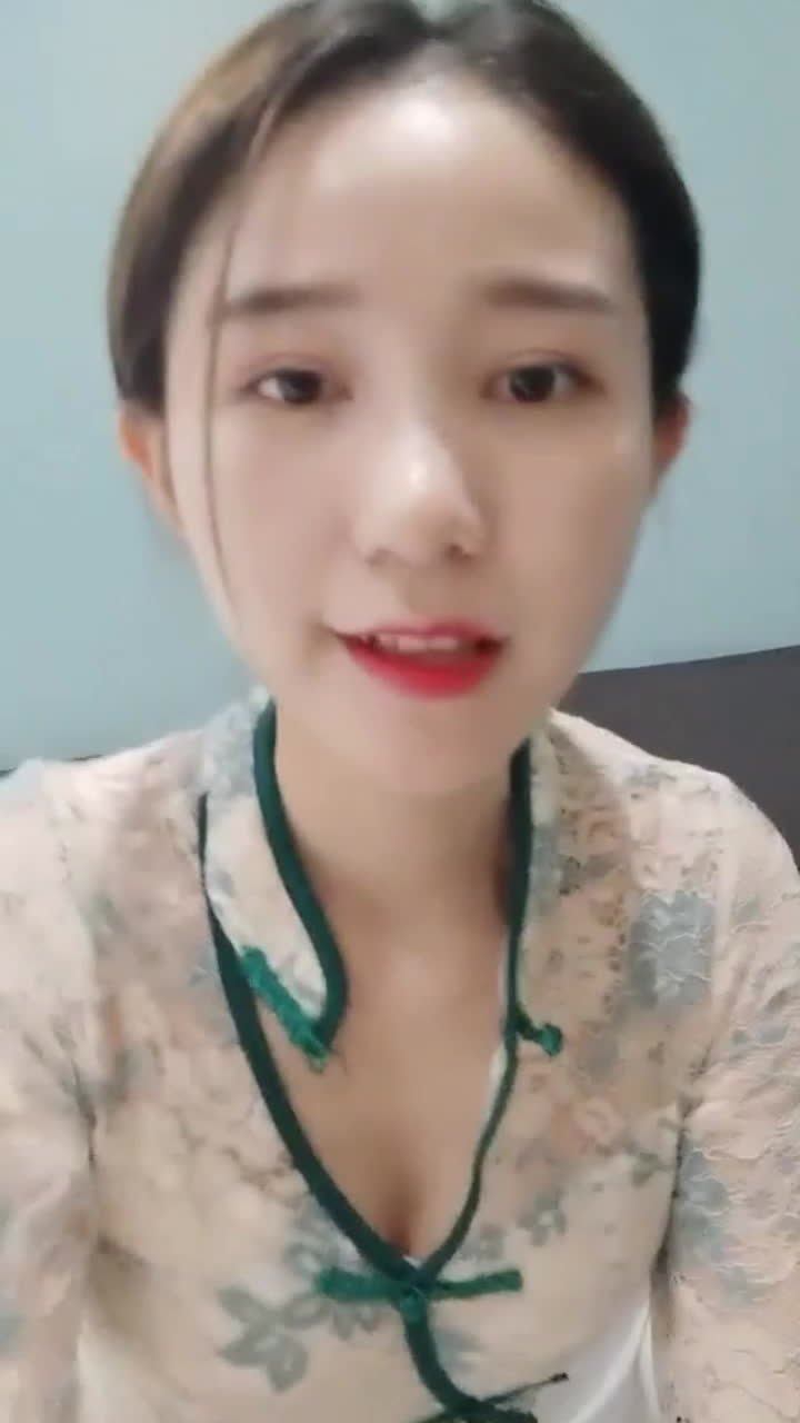 丝袜少妇的迷人反差，老师母狗本性觉醒 穿上丝袜和旗袍，展现出让人难以抗拒的魅力
