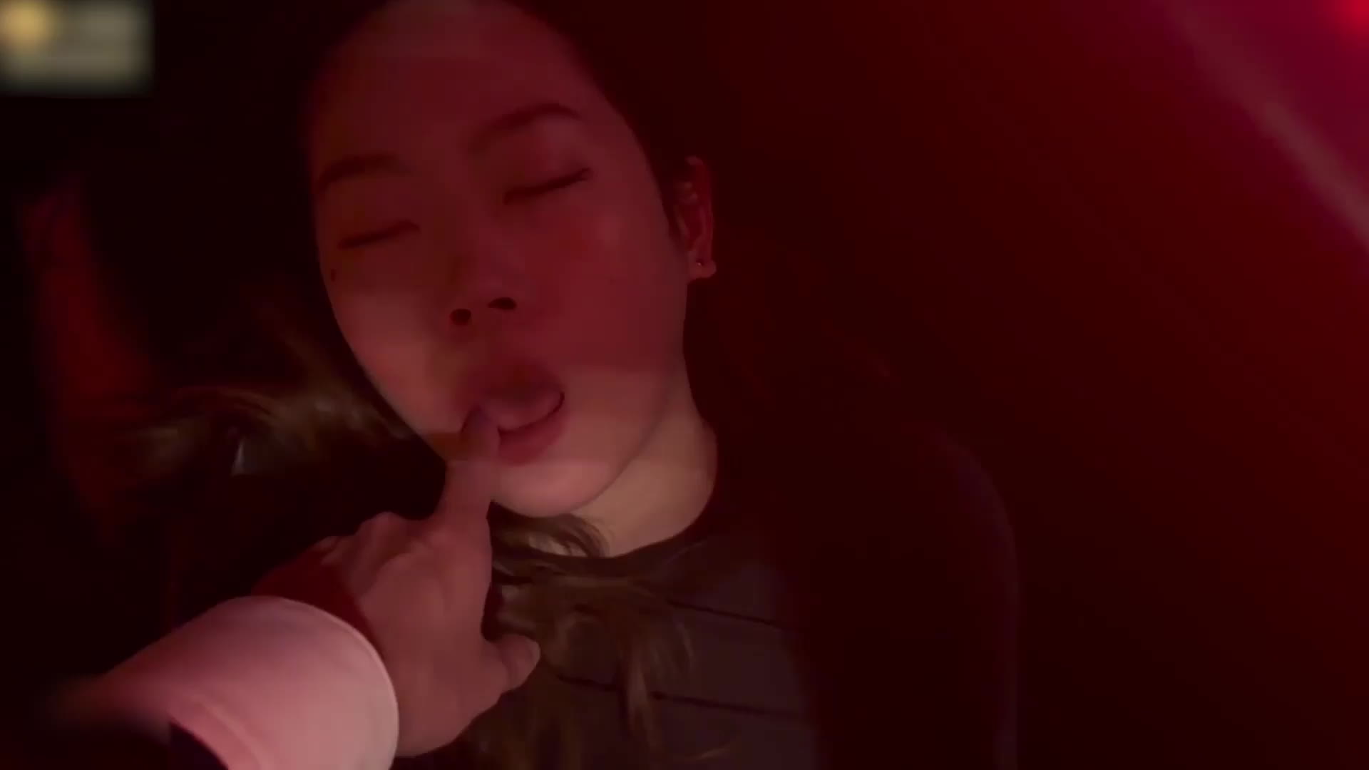 少妇黑丝诱惑中年上司，主动脱裤吃鸡，表情舒坦被无套输出。皮肤白皙身材好，被调教啪啪仍眼神迷离，盯着你看的快感。