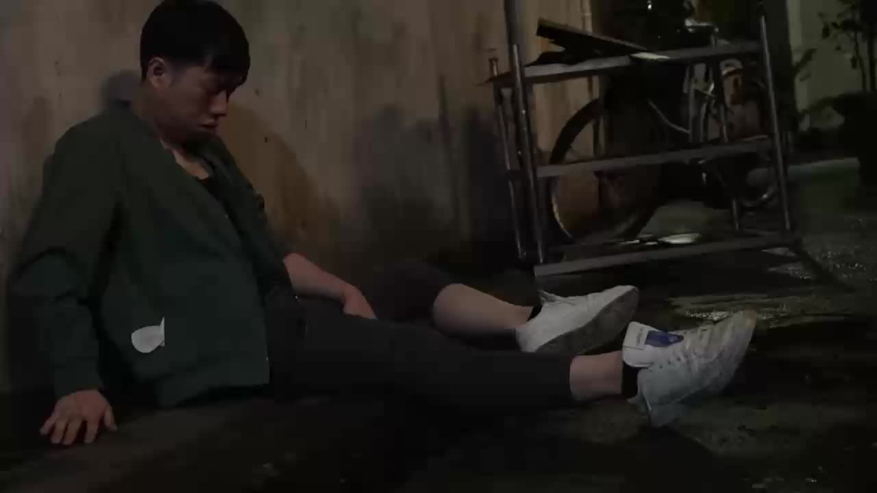 麻豆传媒原创国产学生妹遭尾随迷奸，意外爱上强制捆绑操弄的快感