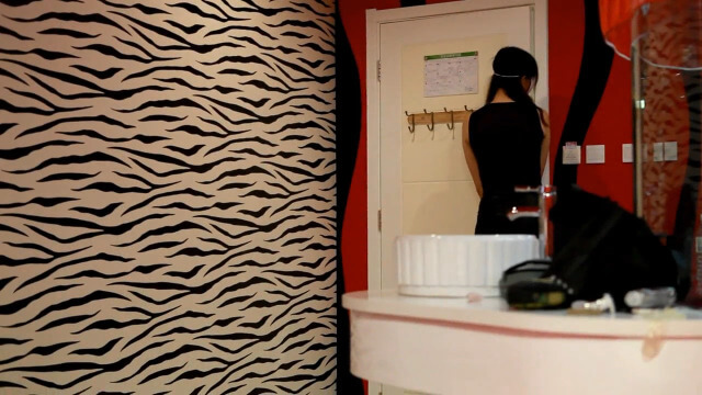 老婆献身他人的狂野自慰秀！淫妻变母狗，荡妇欲火焚身难自控，喷水高潮震颤不停。