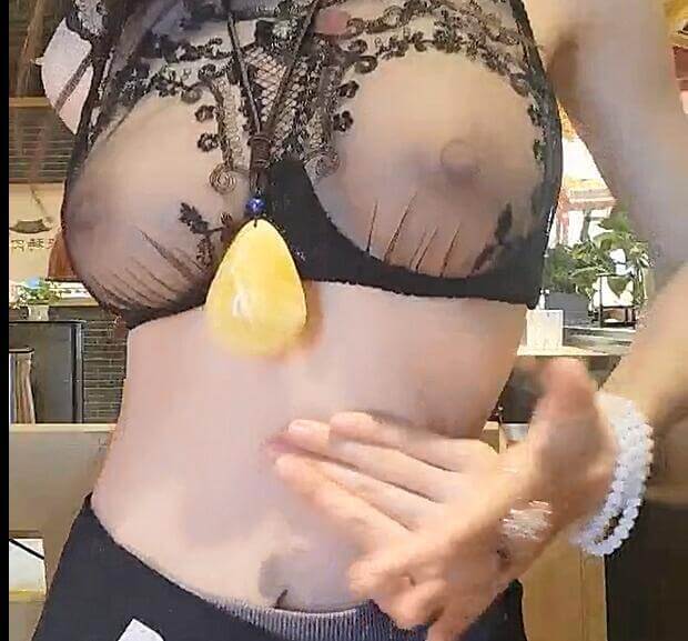 推特红人SM大表姐，餐厅露出被羞辱，小嫩逼还反手勾引我，今晚带回家做性奴。