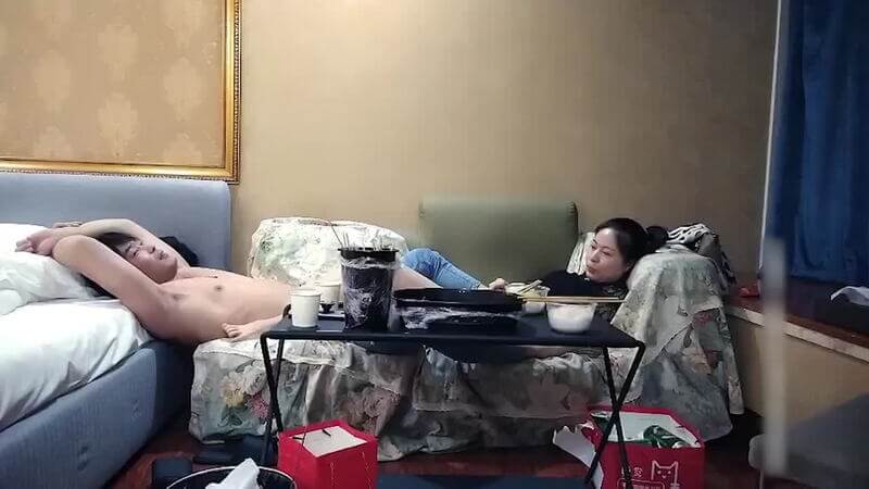 极品探花约啪淫荡少妇，翘起肥臀沙发上被手指狂插，少妇撩起裙子后入，享受着偷拍带来的刺激感。
