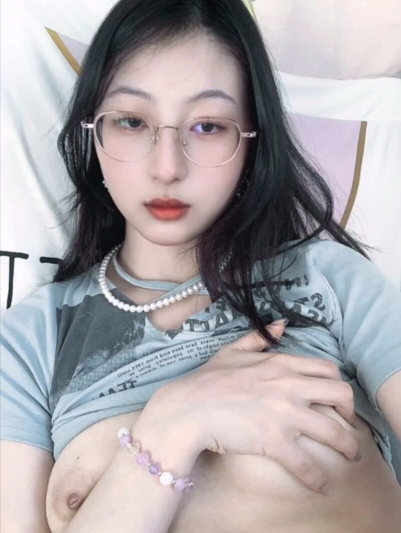 清纯巨乳学妹口爆内射，深喉技巧令人惊艳，分手曝光流出私密视频。