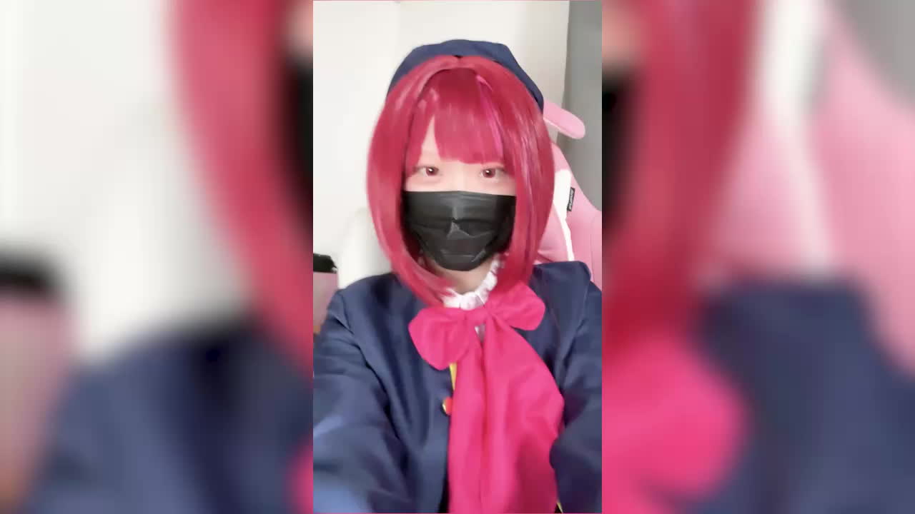 與一位身著制服的神童一起拍攝照片，一場突破界限的精彩拍攝。
