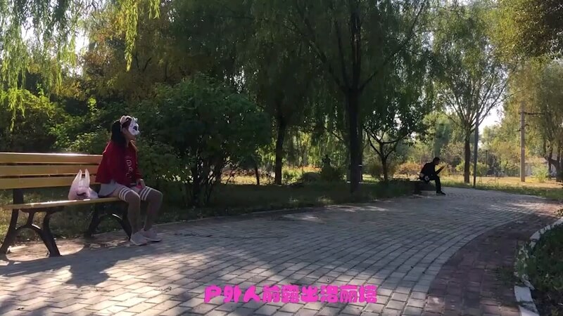 骚母狗公园自慰喷水，还主动露出屁股给路人看
