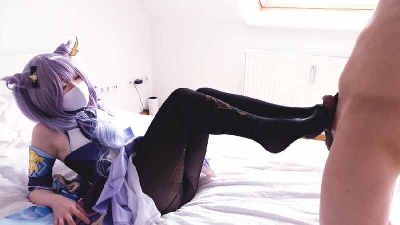 柚子猫 原神 复刻五星女神刻晴对旅行者的丝袜制服诱惑，清纯甜美女神Cosplay性处理。
