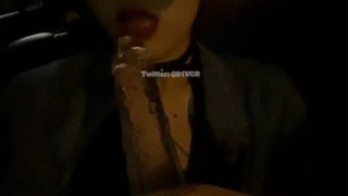 马路边撸玩具，性感尤物的户外自慰经历，带我们走进一段激情四射的户外冒险。