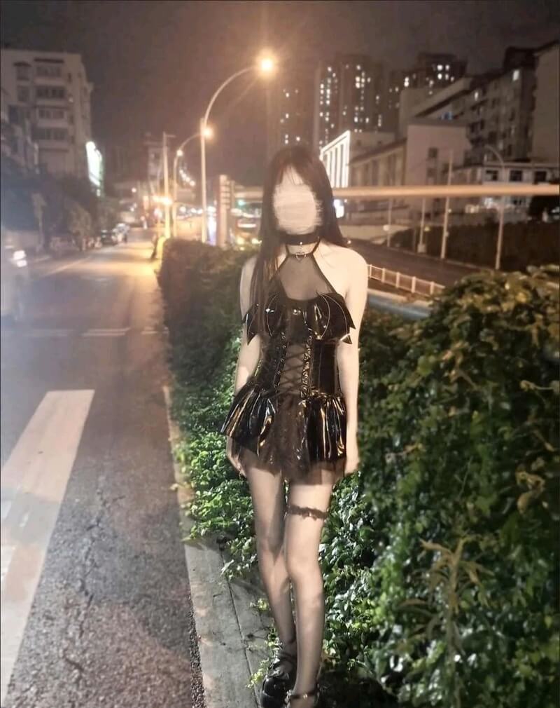 哥哥趁爸妈不在，诱惑妹妹在房间内偷情，无毛白虎妹子被第三人称镜头记录。