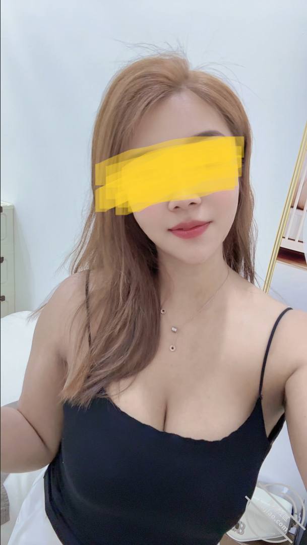 趁老婆不在，我再次把高颜值小姨子给办了，肥臀大乳，无套抽插，在沙发上被我干得瘫软在地上。