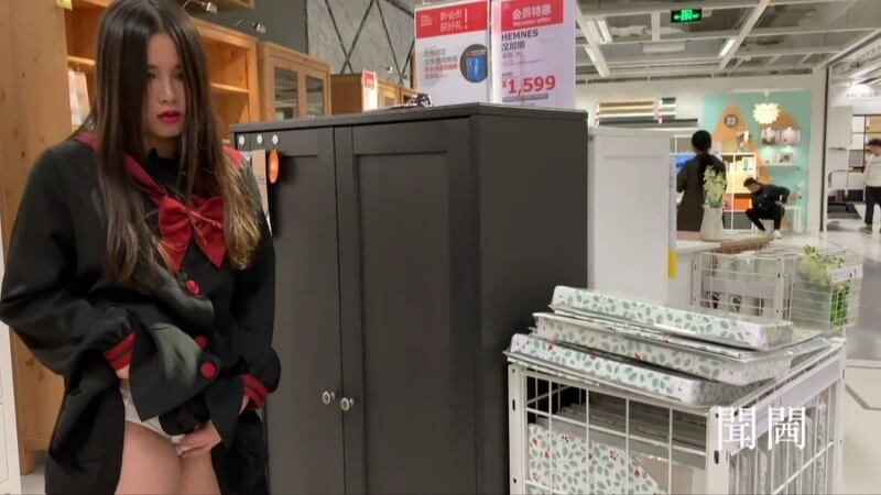 很有肉感的模特妹子鱼鱼内裤里塞个遥控跳弹到宜家极限露出