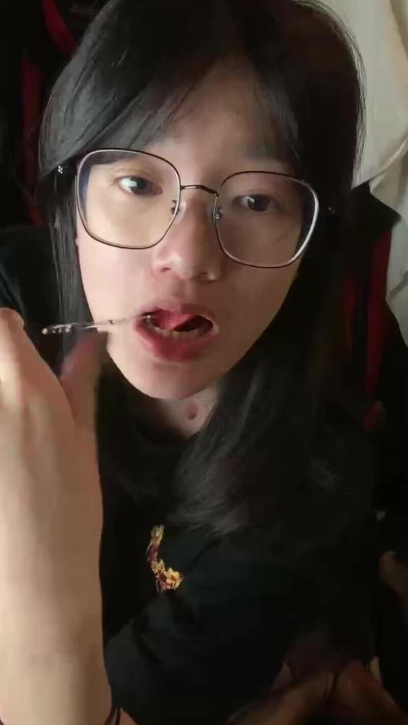 极品尤物眼镜学生妹，清纯可人小虎牙，黑丝包臀粉嫩嫩，自拍露脸好诱惑。