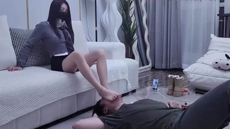 反差女王S调教恋足男奴，抖M男奴跪拜女王殿下！极品美腿，足交虐肛，SM道具助兴，男奴痛并快乐着！