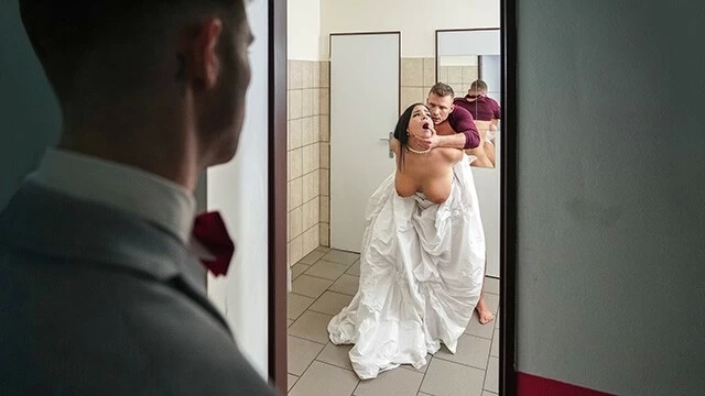 捷克大屁股美女的厕所冒险