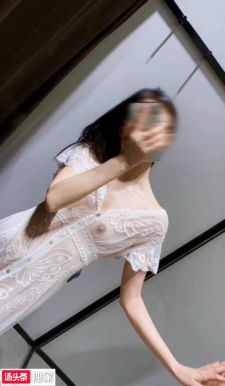 前女友的清纯自拍，私密时刻的诱惑一个清纯的前女友，在私密时刻展现出令人惊艳的反差魅力。