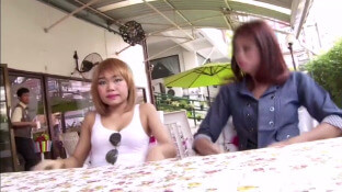 在菲律宾出差时，我遇到了一个美乳母女双飞组合，她们让我体验了难忘的双飞之悦。