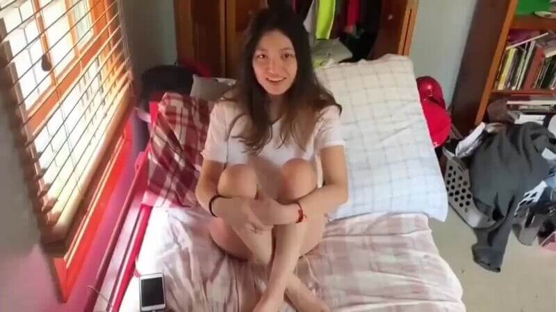 害羞的小清新美女爱自拍，粉嫩密穴私密照不小心泄密流出！