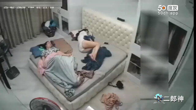家庭摄像头，儿媳不穿内裤去婆婆床上睡，公公加入乱伦欢宴。