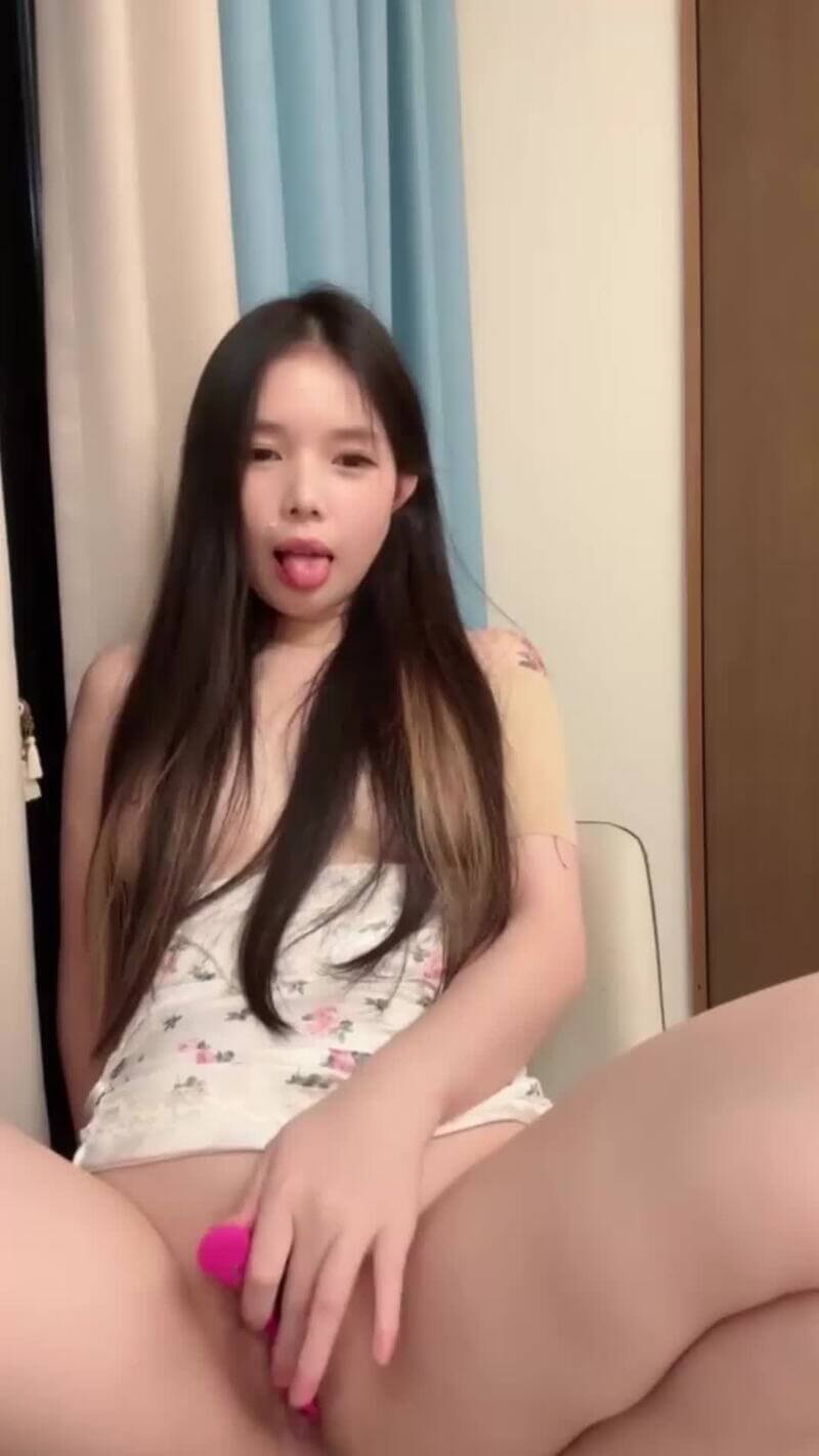 这种身材美好少女自拍自慰 粉嫩肌肤淫语不断 拿起道具放肆做自己