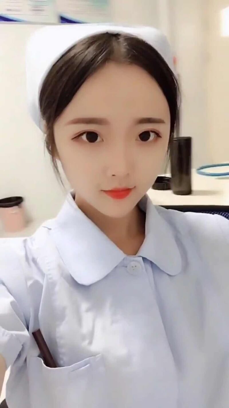 极品嫩妹自拍，展现可爱与性感的反差魅力