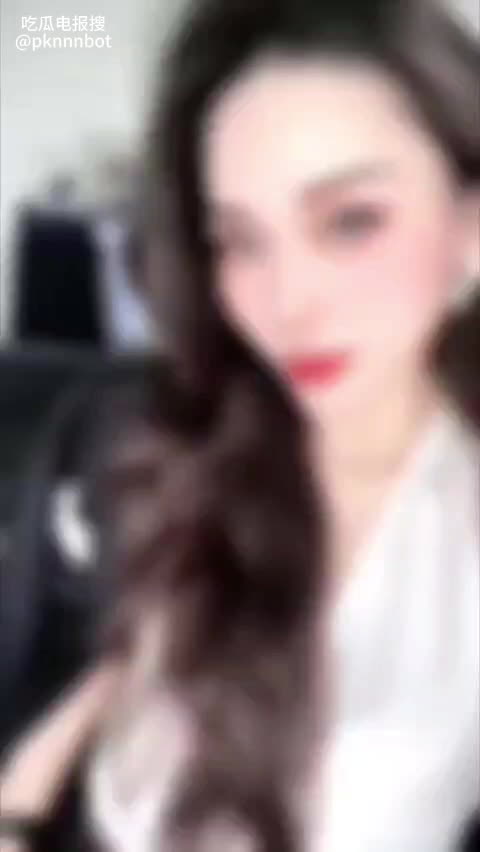穿高跟连衣裙，与老头发生口角被曝光，3万粉丝反差婊C姨穿着高跟连衣裙，与老头发生口角，随后露脸啪啪直拍视频流出，高跟连衣裙反差体味足。