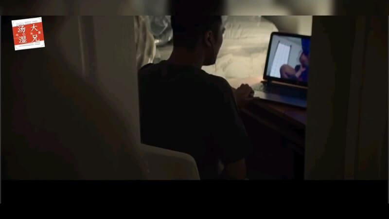 明星蔡卓妍阿Sa主演，制服诱惑，邻家痴女下班回家，发现老公在房间看片打飞机，港台三级，粤语中字