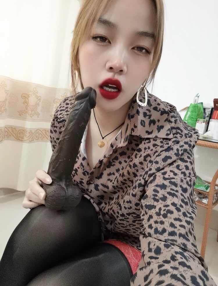 羞涩少妇变态母狗，私密自慰分享，欲火焚身的骚妻私房自慰秀，淫荡高潮声不断！