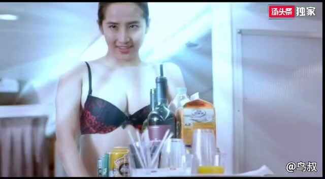 空姐制服下的誘惑：韩国美女在飞机上演绎迷人的三级剧情