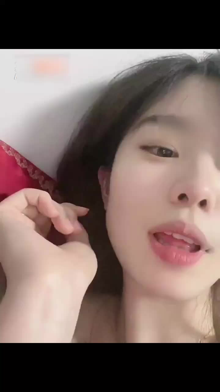厦门集美大学的许瑶琴，高颜值反差性感美女，大秀诱人身材，私下深藏不露的她竟是高颜值反差婊！