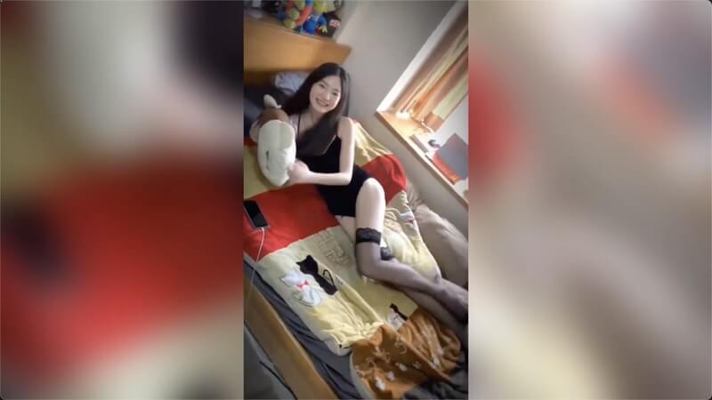 18线小模特，身材比例那是一绝，尤其是那双笔直白嫩的大长腿，搭配蕾丝边黑丝更有性张力了！