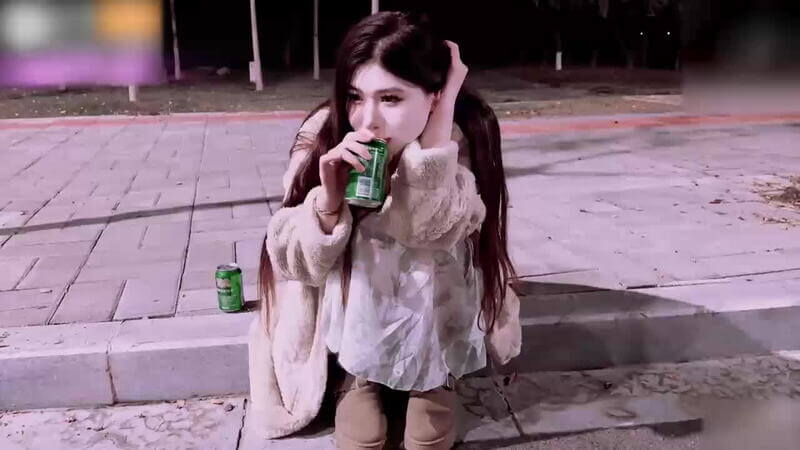 香蕉视频国产原创 失恋醉酒女的奇幻经历小睫，女神被他深深迷住了！