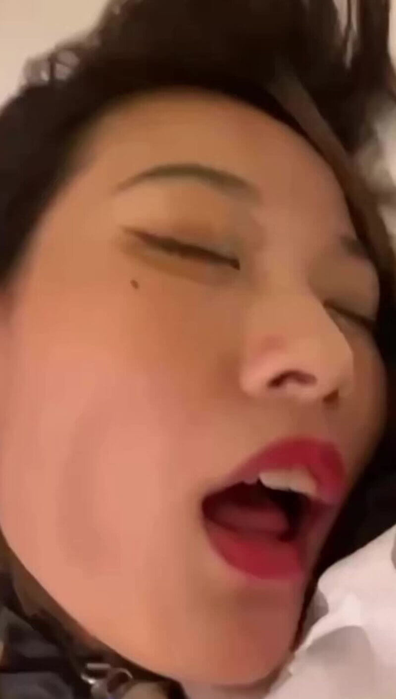 成都师范学院梁山雅，女仆装无套狂欢，粉嫩美腿自拍，被金主爸爸肆意揉搓，怼着嫩穴狂射不止！