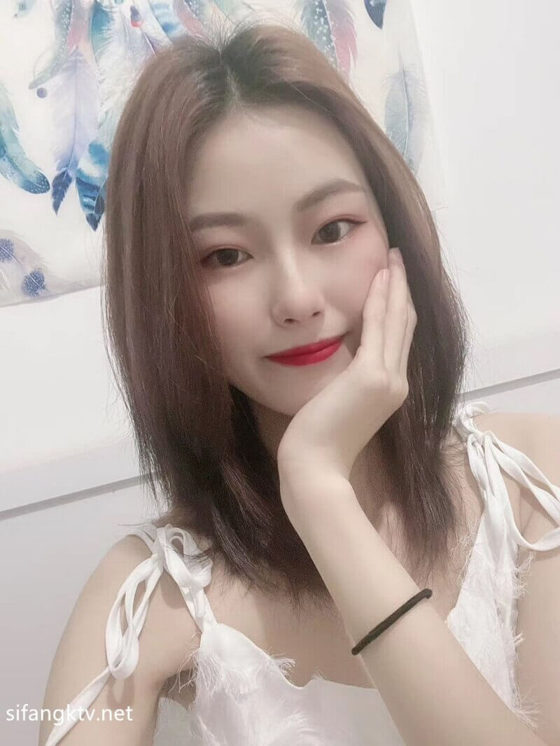 反差吧！大连海事学院美女私密自拍流出，颜值逆天，性感撩人！