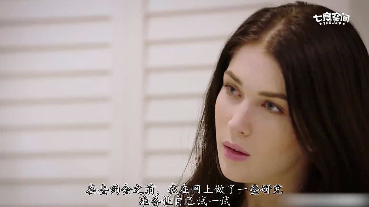 有这样的御姐老婆真是人生赢家，性感丰满的她撩人无比，竟还邀请年轻闺蜜一同享受老公的猛烈操翻，激烈呻吟声中感受双重快感