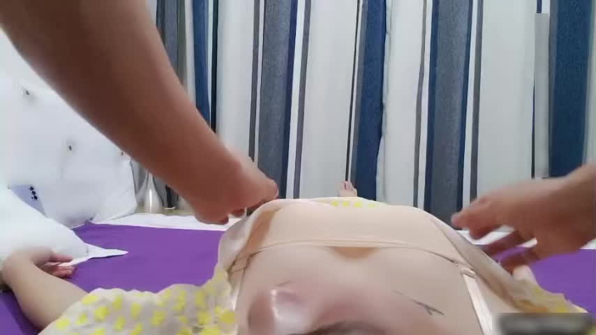 白嫩少妇按摩上瘾，直接找技师无套后入，嫩穴欲罢不能！