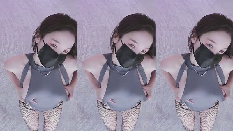 韩国直播成人综艺秀，美乳粉嫩少妇秀美腿。