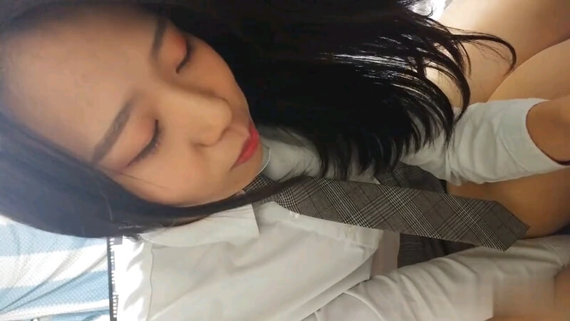 韩国情侣私密自拍高颜值女友听话又骚，无套内射口交满足男友