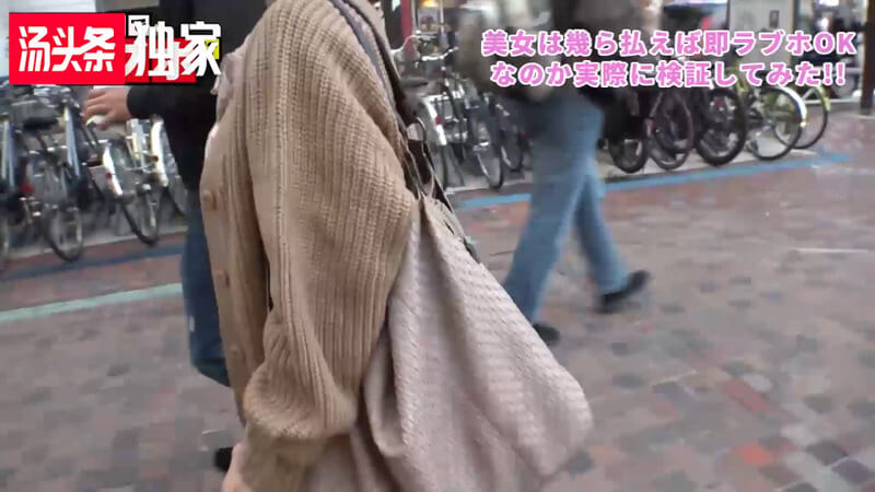 日韩街头实录：人妻接受挑战，街头面试大胆露脸！