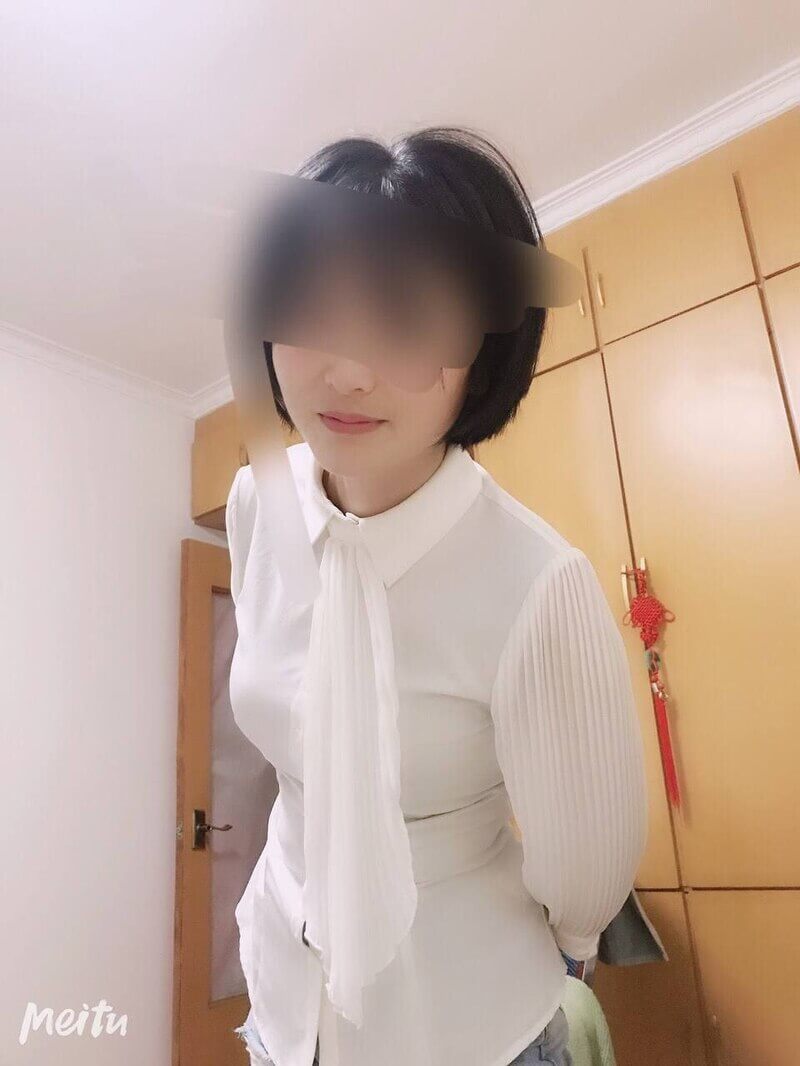 给老婆找了个单男，原本只想让他按摩，没想到却发展成舔逼玩乐，太过瘾了！