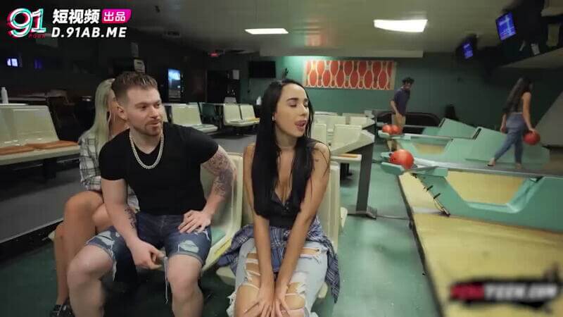 欧美勾引小妖精，户外场所展身姿！