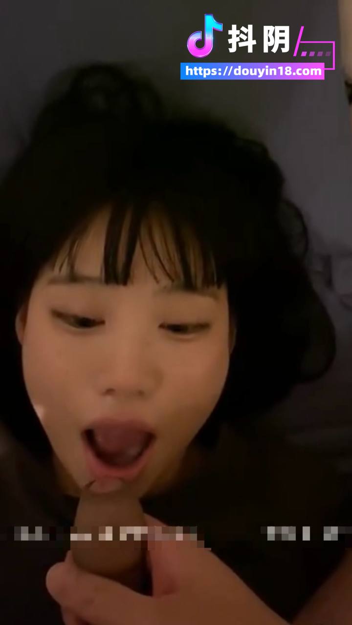 吮吸大鸡巴让她疯狂高潮，含住鸡巴头让浑浊的精液射在嘴里，她爱喝下这口爱滋味。
