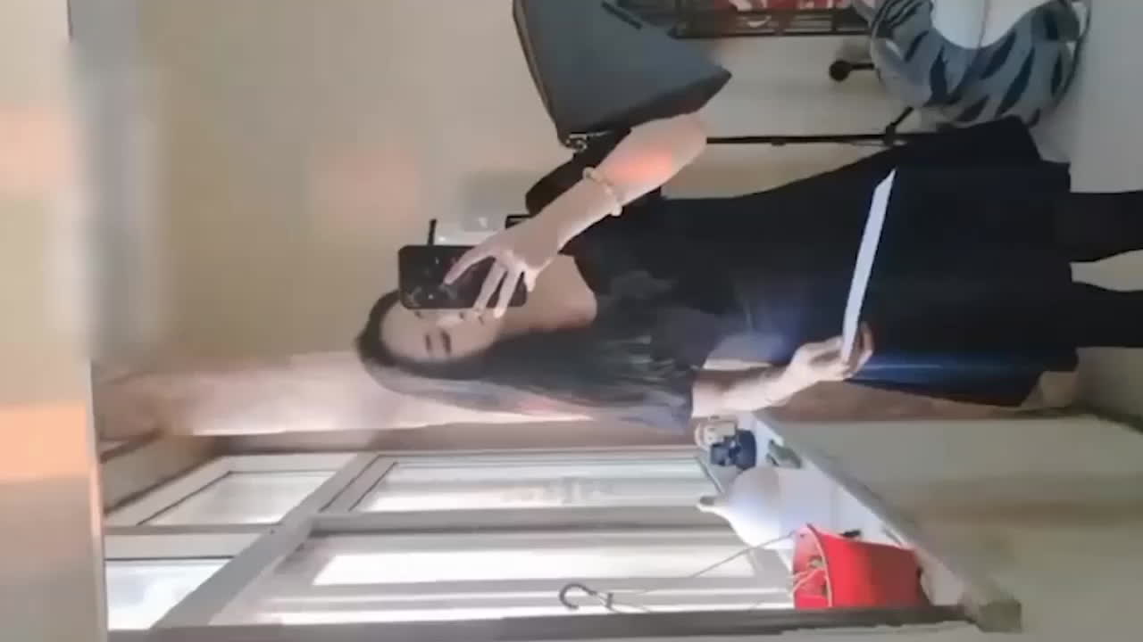 南航空姐月野兔的淫乱私生活曝光，吃瓜群众惊掉下巴！热门事件频出，从不缺话题的黑料女王，这一次又会带来怎样的风波？