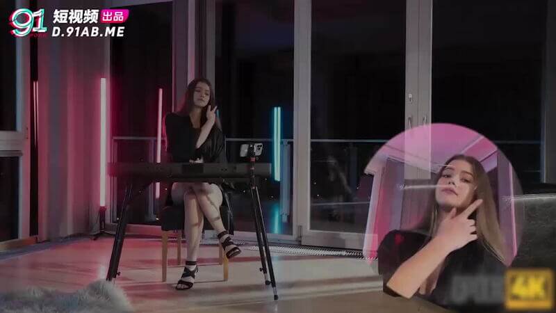 欧美才艺美少女直播秀，白虎嫩穴被男友突袭干到水滴直播