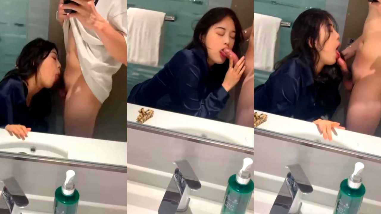 极品女友撅起大屁股任由后入猛插，狭小厕所里浪叫声太大了