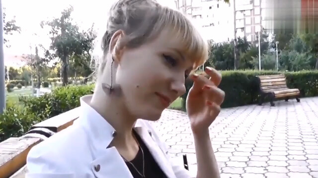 德国乡村风情：金发美人户外大胆裸露，尽情展示曼妙身材，勾引路人中出更刺激！