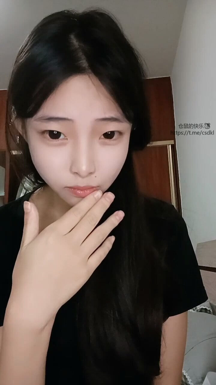 清纯学生妹，极品反差体态，丰腴美体，诱人的可口紧致肌肤，极品学妹的肥美嫩穴。
